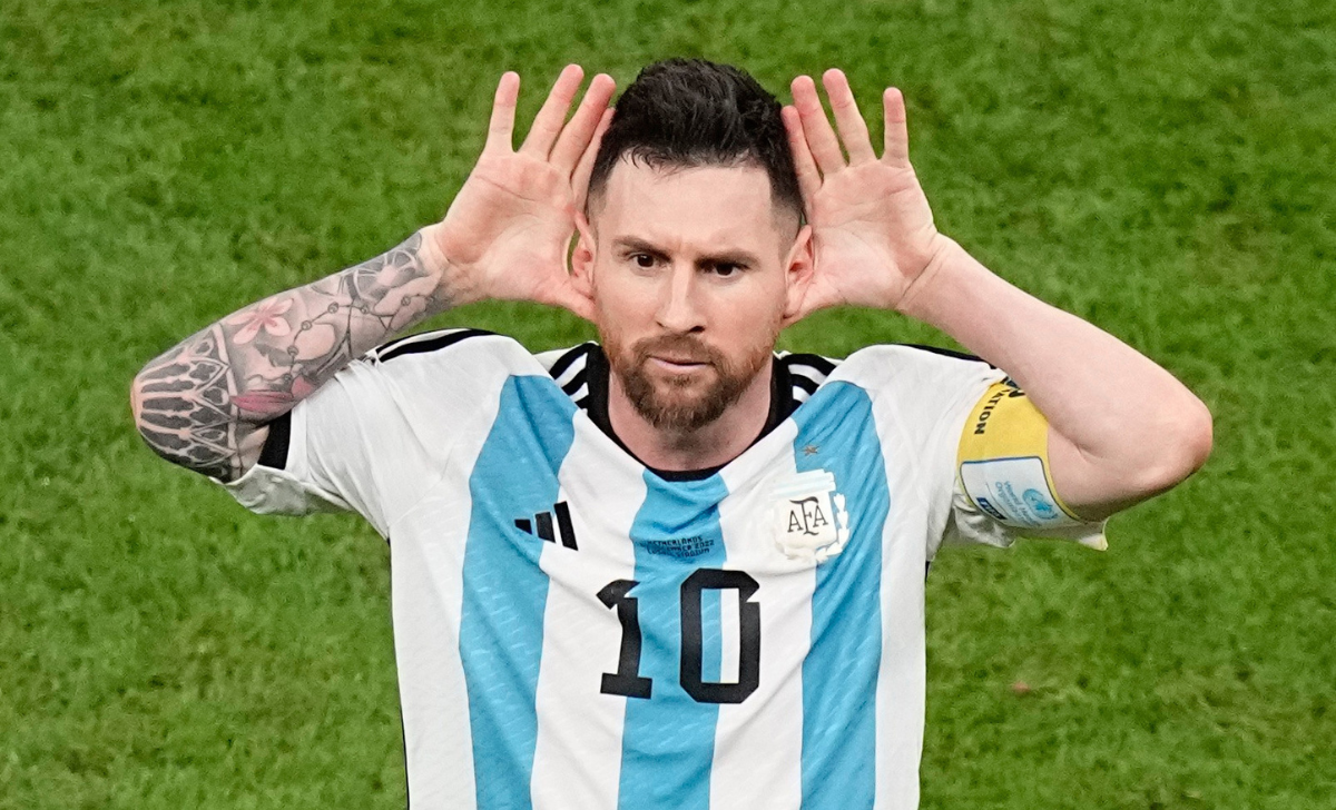 Messi thường đảm nhận vai trò tiền đạo tấn công và làm đội trưởng